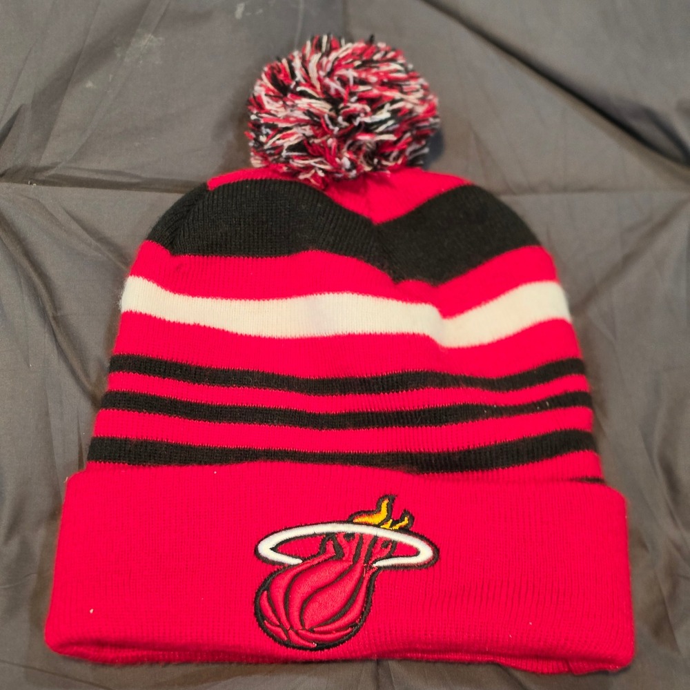 NBA Miami Heat Beanie Hat Unisex OSFM Red Black Excellent Striped Pom Pom Logo